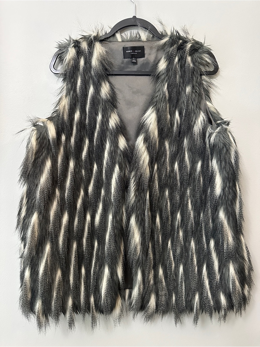 Romeo + Juliet Couture Faux Fur Vest Gray White Black Shaggy Sleeveless Size L